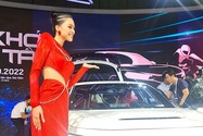 Có gì trên chiếc xe được Hoa hậu Tiểu Vy 'đứng cạnh'?