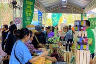 Bún dưa hấu, bánh tráng thanh long... hút khách tại Lễ hội Tết Xanh quà Việt