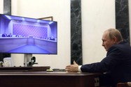 Tổng thống Nga Vladimir Putin họp với những người đứng đầu cơ quan an ninh và tình báo qua video ở Moscow ngày 29-9. Ảnh: SPUTNIK