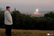Nhà lãnh đạo Triều Tiên Kim Jong-un giám sát một vụ phóng tên lửa tại một địa điểm không được tiết lộ ở Triều Tiên. Ảnh: KCNA