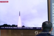Một bản tin về một vụ phóng tên lửa của Triều Tiên đang được chiếu trên TV tại ga Seoul ở Seoul (Hàn Quốc) ngày 9-10. Ảnh: YONHAP
