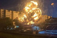 Chung cư ở thị trấn Yeysk, tỉnh Krasnodar bốc cháy sau khi máy bay rơi xuống ngày 17-10. Ảnh: RT