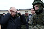 Tổng thống Nga Vladimir Putin đến thăm một trung tâm huấn luyện quân sự ở Vùng Ryazan (Nga) ngày 20-10. Ảnh: SPUTNIK