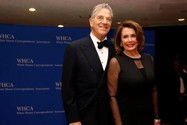 Vợ chồng Chủ tịch Hạ viện Mỹ Nancy Pelosi tại buổi tiệc của Hiệp hội Phóng viên Nhà Trắng ở thủ đô Washington D.C (Mỹ) ngày 28-4-2018. Ảnh: REUTERS