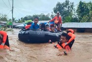 Nhân viên cứu hộ sơ tán người dân khỏi khu vực ngập lụt do bão Nalgae gây ra ở đảo Mindanao (Philippines) ngày 28-10. Ảnh: AFP