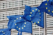 Cờ Liên minh châu Âu bên ngoài trụ sở tại thủ đô Brussels (Bỉ) ngày 28-9. Ảnh: REUTERS