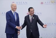 Chiều 12-11, ông Biden gặp lãnh đạo các nước ASEAN tại Hội nghị Cấp cao ASEAN-Mỹ lần thứ 10 ở khách sạn Sokha Phnom Penh. Trong ảnh là Tổng thống Mỹ Joe Biden (trái) và Thủ tướng Campuchia Hun Sen. Ảnh: KHMERTIMES