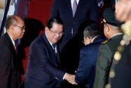 Thủ tướng Camphuchia - ông Hun Sen đến đảo Bali (Indonesia) ngày 14-11. Ảnh: BLOOMBERG