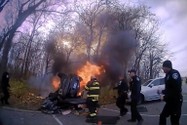 Cảnh sát thành phố Leawood, bang Kansas (Mỹ) kéo một nữ tài xế ra khỏi chiếc ô tô đang bốc cháy. Ảnh: NEW YORK POST