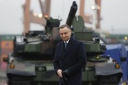 Tổng thống Ba Lan Andrzej Duda tại sự kiện tiếp nhận xe tăng và lựu pháo từ Hàn Quốc ở cảng Gdynia (vịnh Gdansk, trên bờ biển Baltic) ngày 6-12. Ảnh: AP