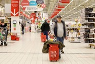 Người dân mua săm tại một siêu thị ở thủ đô Moscow (Nga). Ảnh: SHUTTERSTOCK