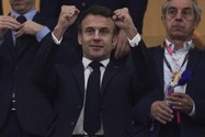 Tổng thống Pháp Emmanuel Macron xem trận bán kết World Cup giữa Pháp và Morocco tại Sân vận động Al Bayt ở thành phố Al Khor (Qatar) ngày 14-12. Ảnh: AP