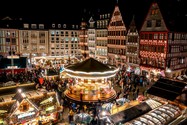 Người dân mua sắm tại khu chợ Giáng sinh truyền thống ở thành phố Frankfurt (Đức). Ảnh: AP
