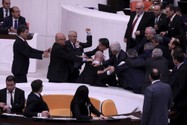 Video: Ẩu đả tại quốc hội Thổ Nhĩ Kỳ, một nghị sĩ phải nhập viện