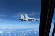 Tiêm kích J-11 của Trung Quốc áp sát máy bay trinh sát RC-135 của Mỹ trên Biển Đông ngày 21-12. Ảnh: Bộ Tư lệnh Ấn Độ Dương-Thái Bình Dương Mỹ INDOPACOM 