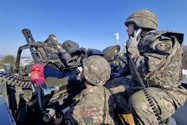 Binh lính Hàn Quốc trong cuộc tập trận mô phỏng bắn hạ UAV hồi 29-12-2022. Ảnh: AP