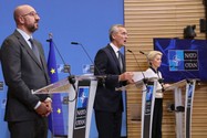(từ trái sang phải) Chủ tịch Hội đồng châu Âu Charles Michel, Tổng Thư ký NATO Jens Stoltenberg và Chủ tịch Uỷ ban châu Âu Ursula von der Leyen. Ảnh: NATO