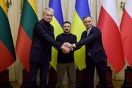 (Từ trái sang) Tổng thống Lithuania Gitanas Nauseda, Tổng thống Ukraine Volodymyr Zelensky và Tổng thống Ba Lan Andrzej Duda. Ảnh: REUTERS