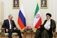 Tổng thống Nga Vladimir Putin (trái) và Tổng thống Iran Ebrahim Raisi. Ảnh: REUTERS
