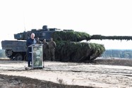 Thủ tướng Đức Olaf Scholz phát biểu trước xe tăng Leopard 2. Ảnh: Fabian Bimmer/REUTERS