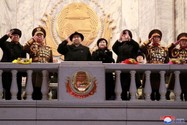 Nhà lãnh đạo Triều Tiên Kim Jong-un cùng con gái tham gia lễ duyệt binh hôm 8-2. Ảnh: KCNA 