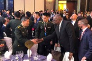 Bộ trưởng quốc phòng Mỹ-Trung bắt tay nhau tại Đối thoại Shangri-La 2023. Ảnh: WEIBO