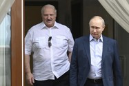 Tổng thống Nga Vladimir Putin (đi trước) và Tổng thống Belarus Alexander Lukashenko tại cuộc gặp hôm 9-6. Ảnh: AP