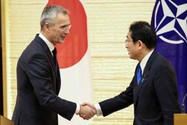 Tổng thư ký NATO Jens Stoltenberg (trái) và Thủ tướng Nhật Fumio Kishida tại Tokyo hồi tháng 1-2023. Ảnh: REUTERS