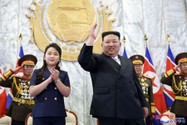 Lãnh đạo Triều Tiên Kim Jong-un và con gái tại lễ duyệt binh bán quân sự hôm 8-9 nhân kỷ niệm 75 năm quốc khánh. Ảnh: KCNA