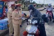 Dak Nong Traffic Police distribute cold towels and fast food to people returning home to celebrate Tet