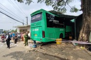 Gia Lai: Xe khách tông xe tải làm 2 người tử vong, nhiều người bị thương