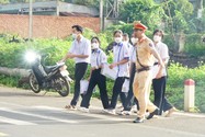 An ninh “vòng trong, vòng ngoài” tại điểm thi xã Ea Tiêu, huyện Cư Kuin