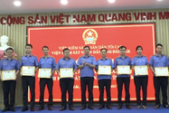 VKS khen thưởng các cá nhân xuất sắc trong việc giải quyết vụ khủng bố ở Đắk Lắk