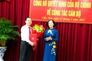 Trao quyết định cho tân Bí thư Thành ủy Cần Thơ Nguyễn Văn Hiếu
