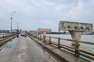 Quảng Nam: Xây cây cầu trăm tỉ 4 năm  chỉ được 4 trụ