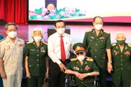 Bí thư Thành ủy Nguyễn Văn Nên (thứ ba từ trái) tại buổi gặp mặt cán bộ cấp cao quân đội nghỉ hưu trên địa bàn vào ngày 22-12.