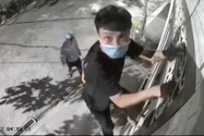 Một người trèo rào, một người cảnh giới để lấy trộm tài sản tại phường Hiệp Phú.