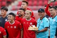 Một số cầu thủ lãn công trong hai ngày 7 và 8-4 tham gia tổ chức sinh nhật cho HLV Trần Minh Chiến ngay trên sân tập.