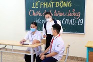 Học sinh lớp 6 Trường THCS Trần Quốc Toản (TP Hạ Long, Quảng Ninh) được dặn dò, hướng dẫn tại lễ phát động tiêm chủng vaccine COVID-19 ngày 13-4.