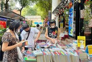 Nhiều người dân đến tham quan và mua sách tại đường sách TP.HCM.