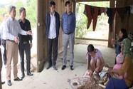 Đoàn công tác của Ban chỉ đạo quốc gia về phòng chống thiên tai thăm hỏi người dân ở huyện Kon Plông.