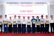 Chủ tịch nước Nguyễn Xuân Phúc tặng quà lưu niệm cho các tổng biên tập, trưởng các cơ quan báo chí, nhà báo tiêu biểu trên địa bàn TP.HCM.