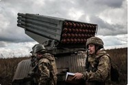 Binh sĩ Ukraine chuẩn bị bắn tên lửa BM-21 Grad về phía các vị trí của Nga ở tỉnh Kharkiv vào ngày 4-10.