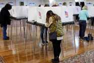 Cử tri đi bỏ phiếu sớm tại thị trấn Sandy Spring, hạt Montgomery, bang Maryland (Mỹ) vào ngày 27-10.