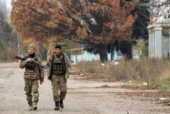 Các binh sĩ Ukraine xuất hiện trên đường phố Kherson ngày 11-11. 