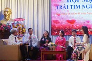 Thầy Huỳnh Đình Nhân (thứ hai từ trái), giáo viên Trường THPT Trần Khai Nguyên, đang chia sẻ câu chuyện của mình. 