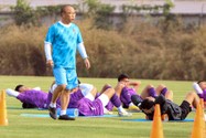Thầy trò HLV Park Hang-seo đang luyện tập tại Lào.