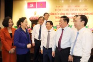 Trưởng ban Tuyên giáo Trung ương Nguyễn Trọng Nghĩa trao đổi với các đại biểu tại hội nghị vào sáng 23-12.