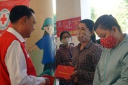 Ông Trần Trường Sơn, Ủy viên Ban Thường vụ Trung ương hội, Chủ tịch Hội Chữ thập đỏ TP.HCM, tặng quà cho người dân tại chương trình Tết nhân ái.