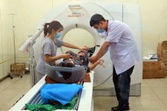 Bệnh nhân chụp CT scan tại BV Lê Văn Thịnh.